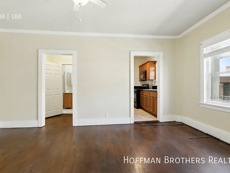 323 W 4th St #203 — Photo 5