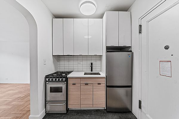 1st image of 4300 Broadway APT 3C