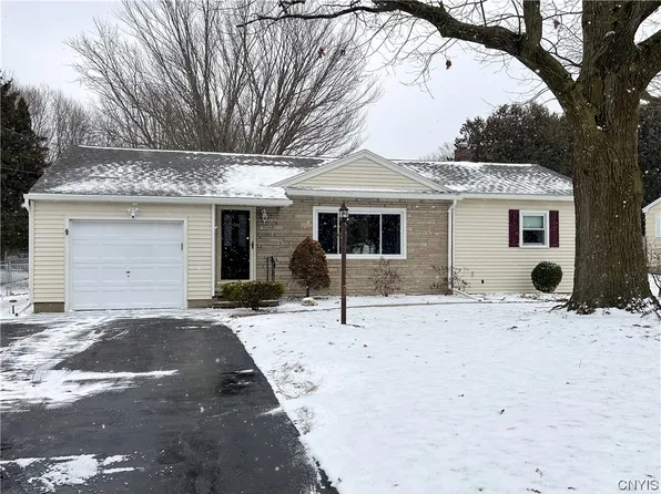 102 Peterson Dr, Camillus, NY 13031