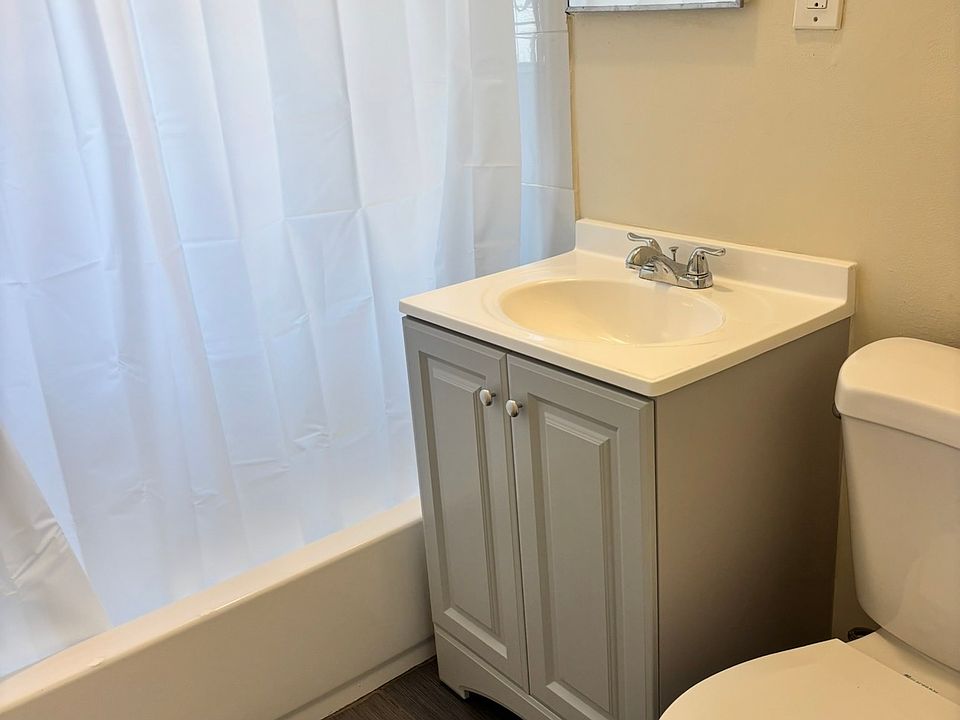 1st image of 113 W Century Blvd APT 2