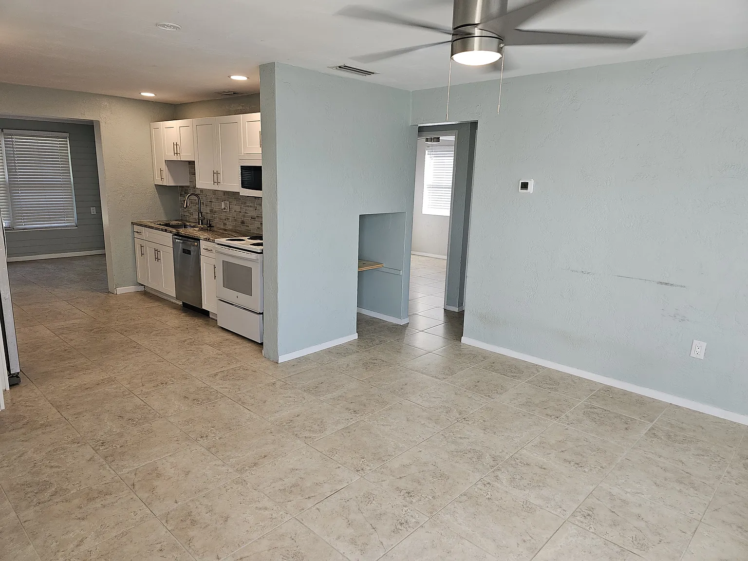 2 bed, 940 sqft, $2,200 — Photo 2