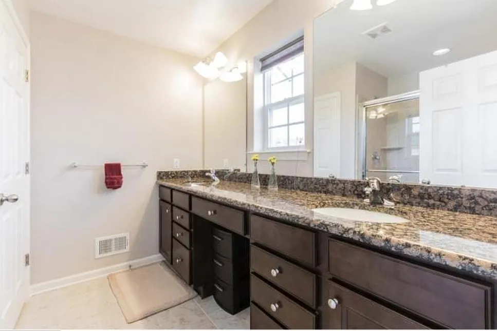 3 bed, 2.5 bath, 2262 sqft, $3,700 — Photo 3