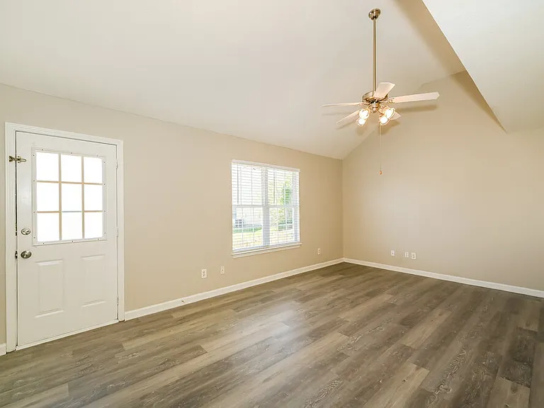 1303 Tonya Dr — Photo 4