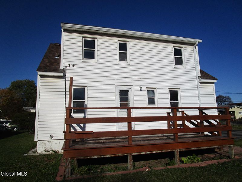 3rd image of 2542 Augustine Avenue