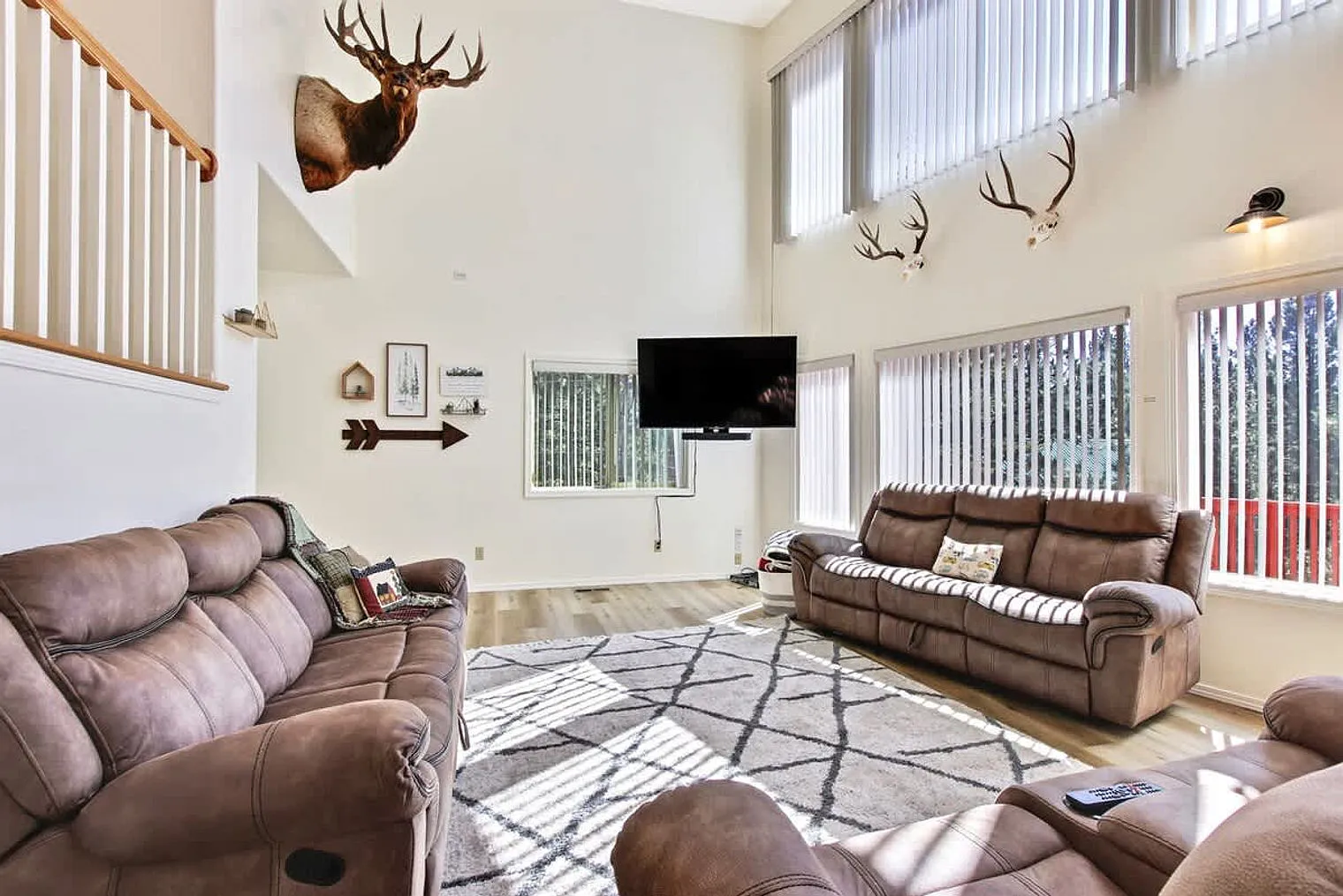 4 bed, 2.0 bath, 2992 sqft, $12,594 — Photo 3