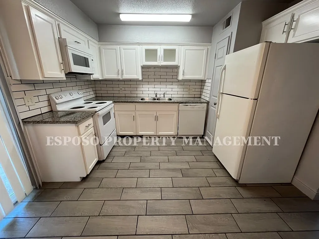 5181 East Hedges Avenue - 5181-104 — Photo 2