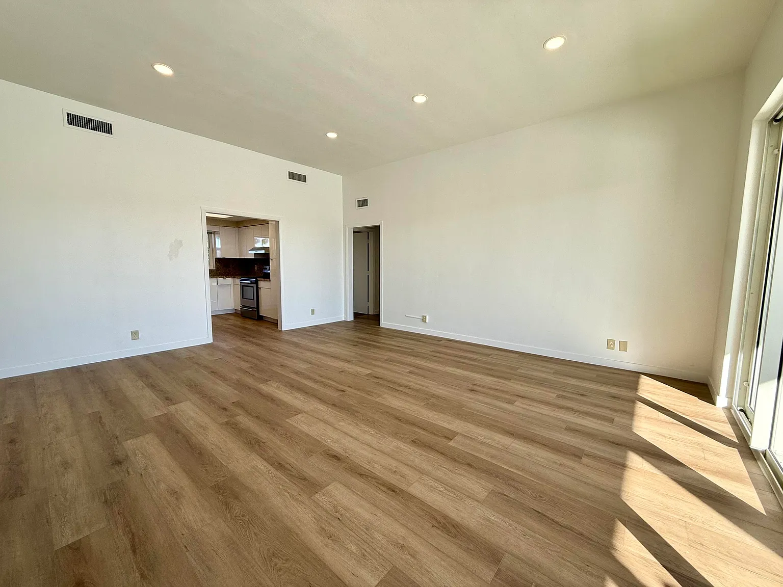 2 bed, 2.0 bath, 1250 sqft, $4,995 — Photo 3
