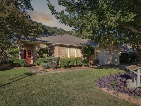 832 Park Forest Dr, Hurst, TX 76053