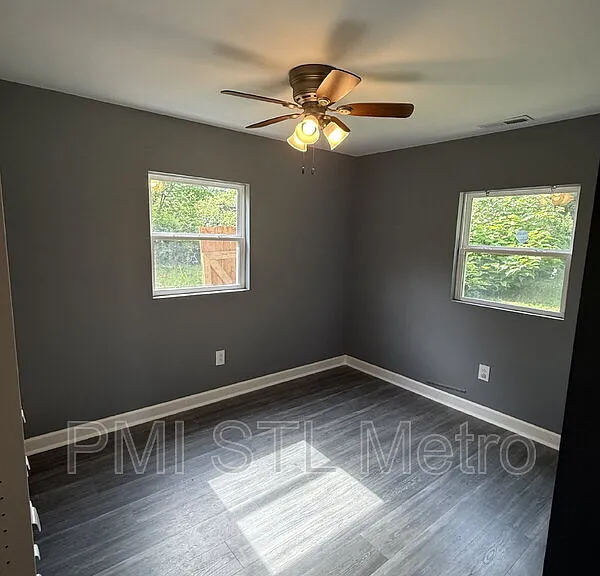 528 Royal Ave — Photo 4