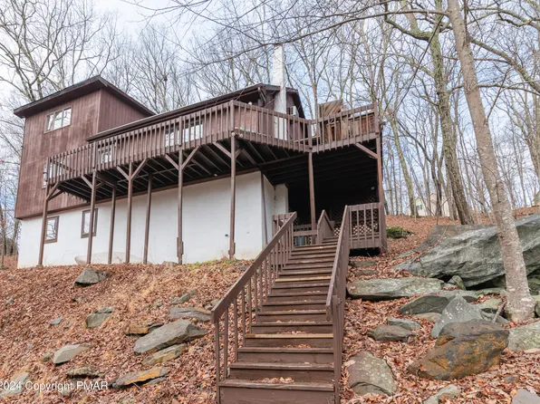 142 Canterbury Rd, Bushkill, PA 18324