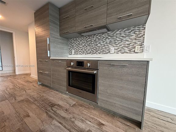 5th image of 650 NE 32nd St Unit 802