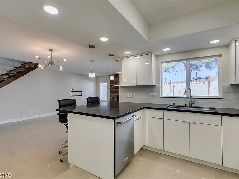 5046 Schumann Dr — Photo 21
