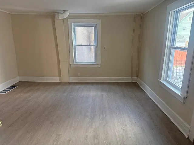 115 W Commercial St — Photo 4