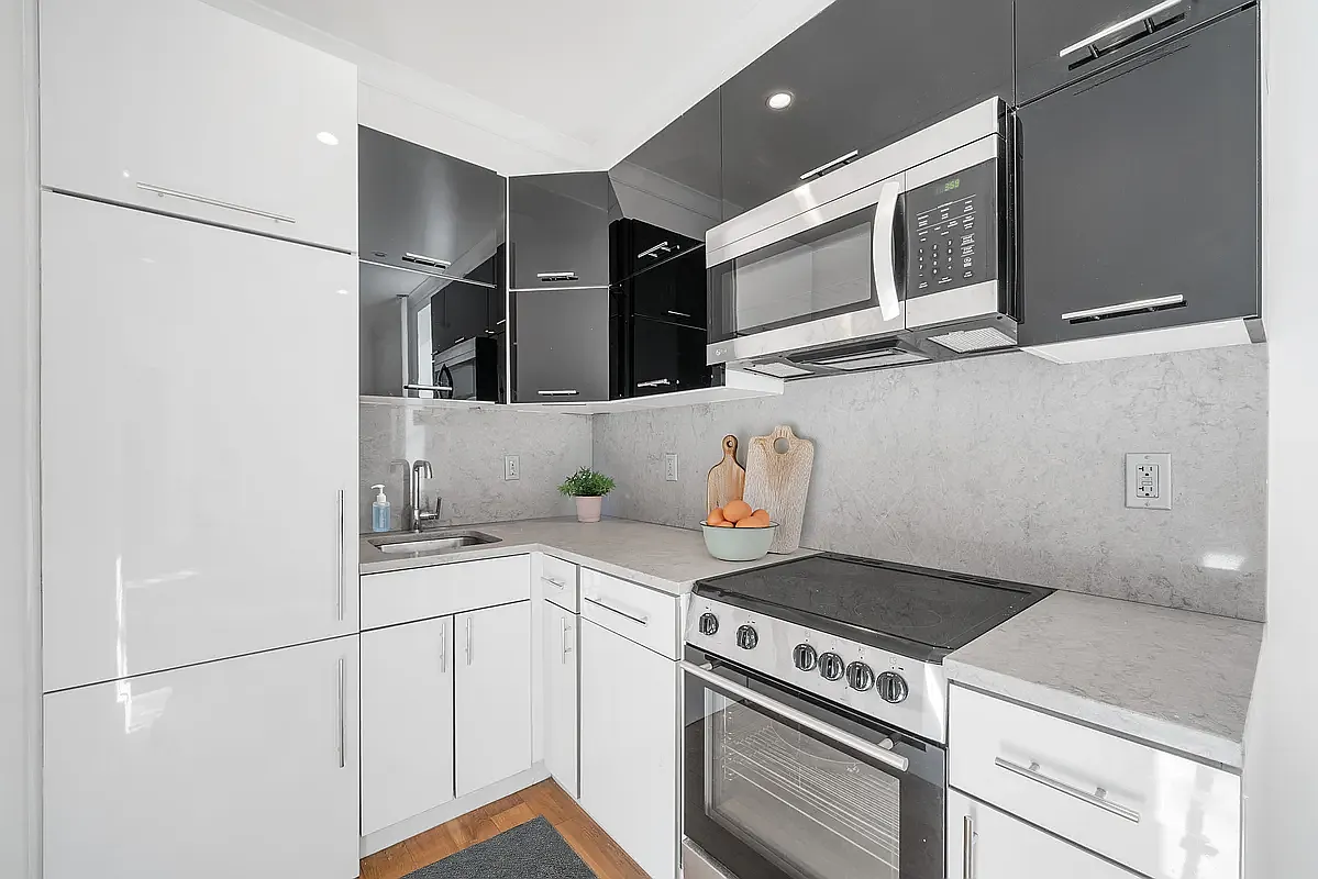 Building Photo - 1286 1st Ave #2D