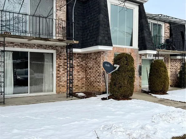 10 Foxberry Dr #10B, Getzville, NY 14068