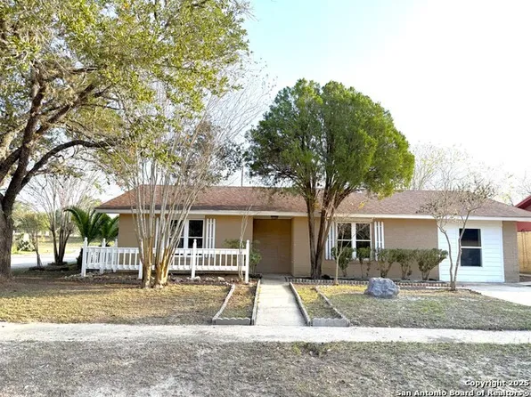 1212 Fairview Dr, Beeville, TX 78102
