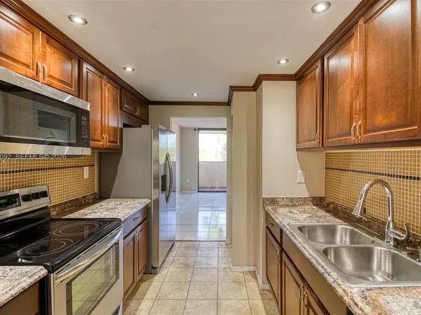 7401 NW 16th St #408, Plantation, FL 33313
