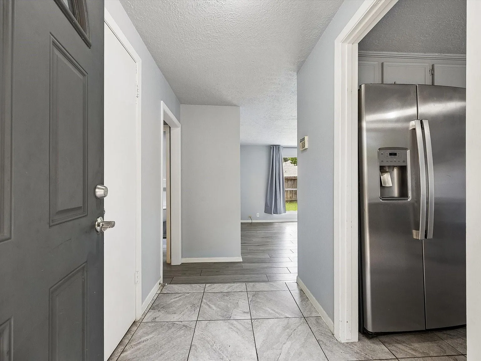 4 bed, 2.0 bath, 1739 sqft, $2,400 — Photo 3
