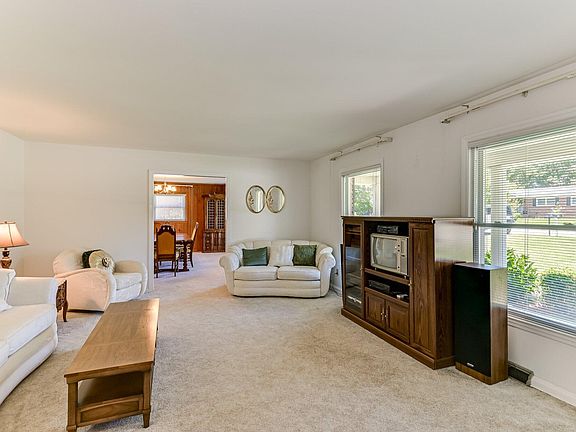 5th image of 222 Irene St