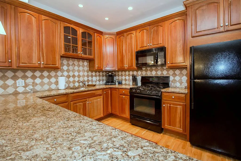 3 bed, 1600 sqft, $12,000 — Photo 2