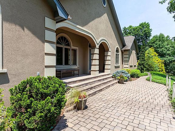 4th image of 105 Riverpoint Dr