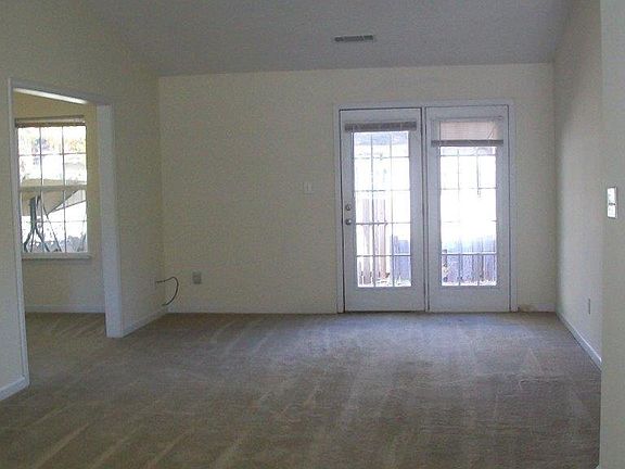 3rd image of 117 Kingston Village Dr