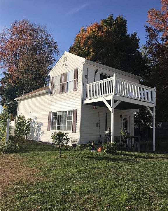2nd image of 140 1/2 Charter Oak St