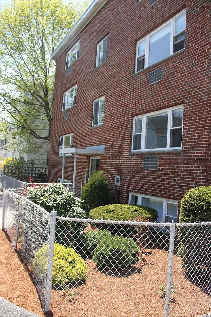 Charming 2 Bedroom-No Broker Fee — Photo 1