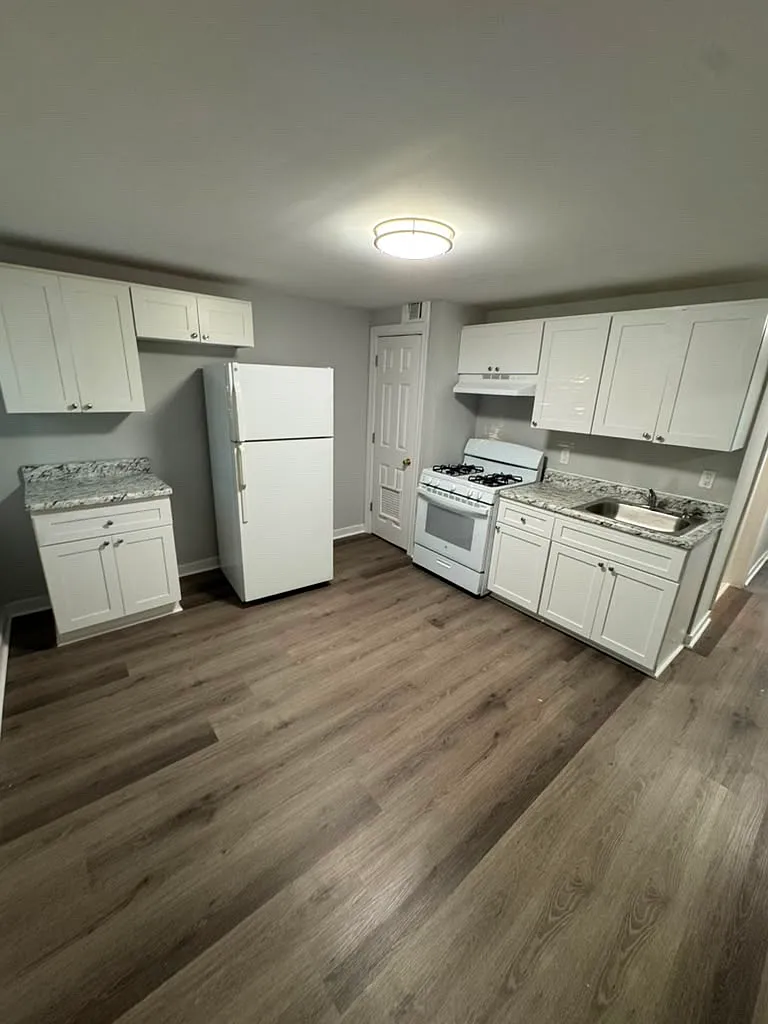 2 bed, $1,881 — Photo 1