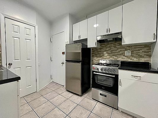 1st image of 527 W 46th St #5