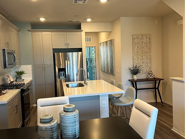221 N Vincent Ave — Photo 6