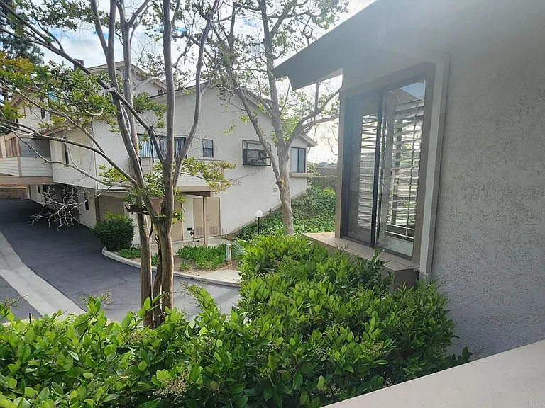 4531 Chateau Dr — Photo 2