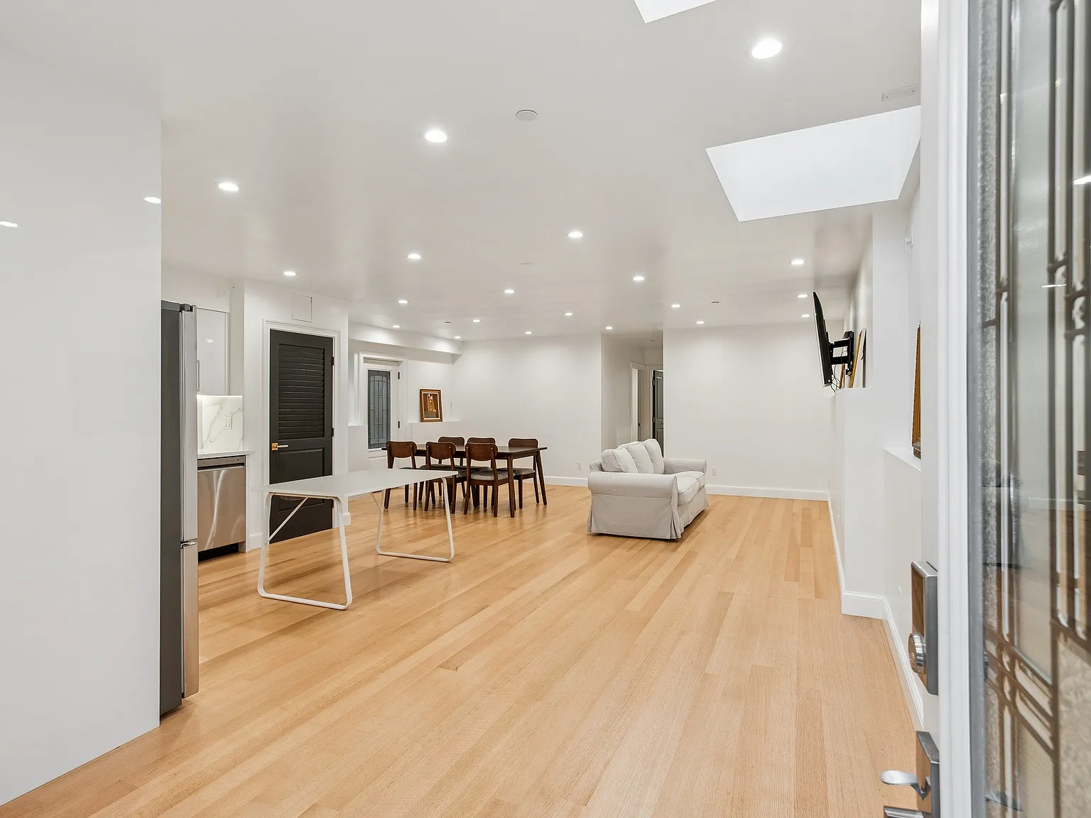 3 bed, 1550 sqft, $8,900 — Photo 2
