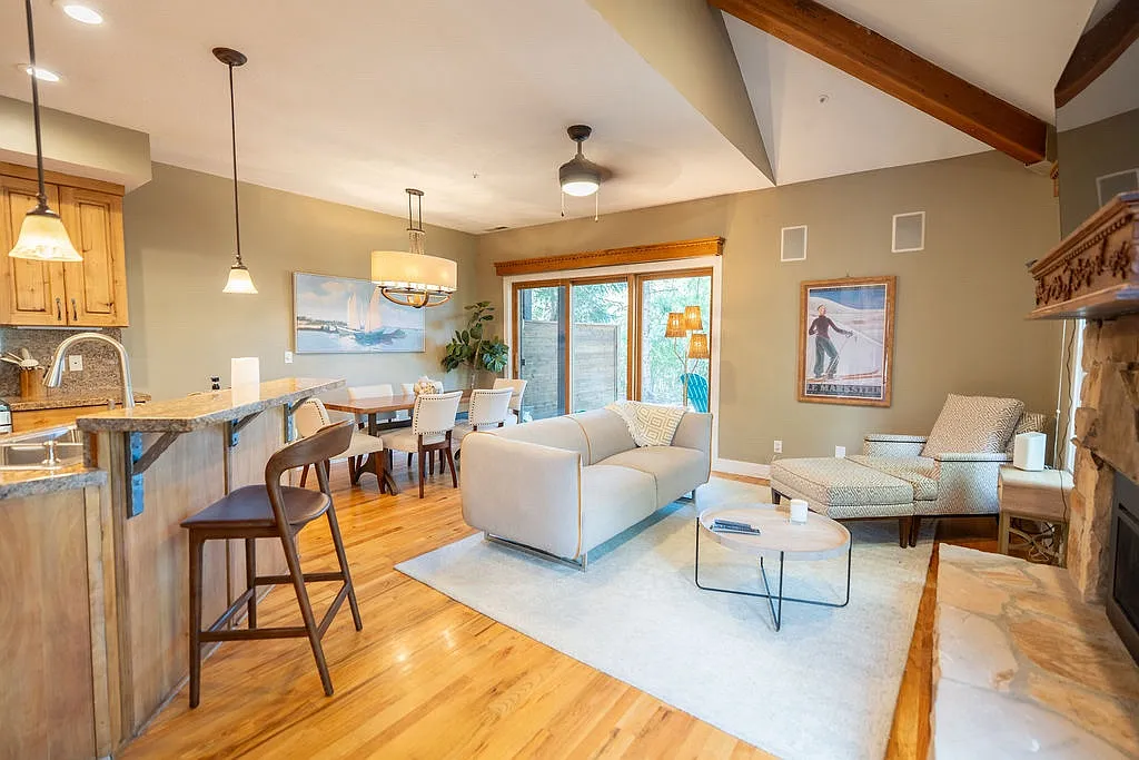 2 bed, 1596 sqft, $4,500 — Photo 1