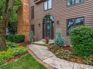 3933 S Stonewood Rd, New Berlin, WI 53151