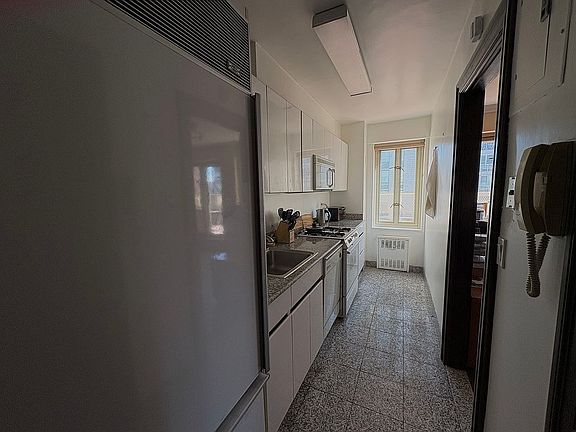 4th image of 166 E 63rd St APT 16D