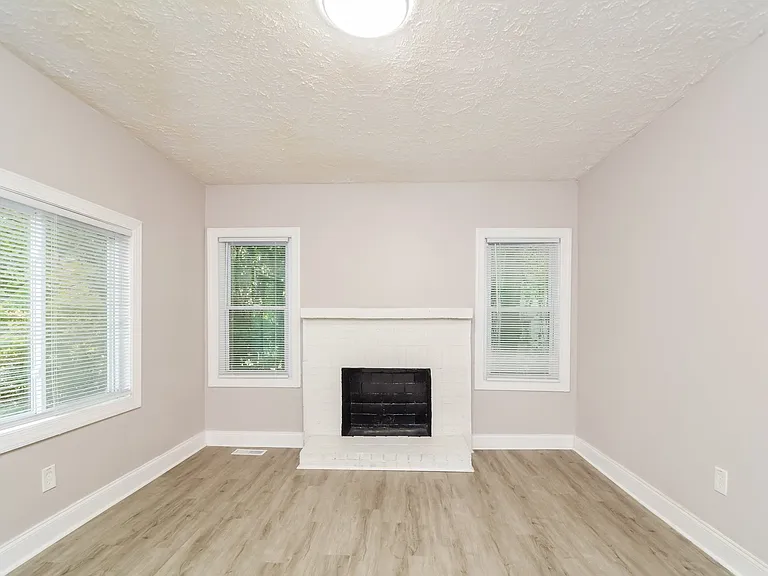 1041945_017_living_room_13155859.jpg