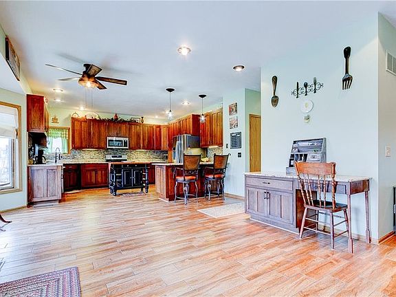 5th image of 723 Fox Run Dr