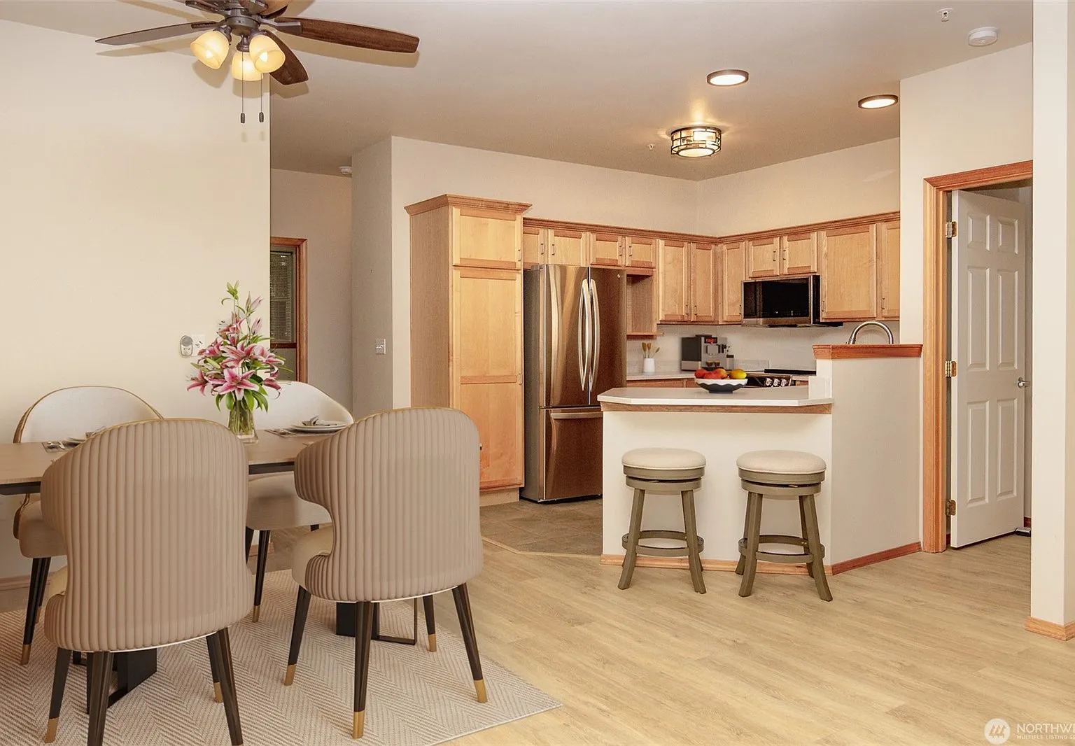 3 bed, 1215 sqft, $3,395 — Photo 4
