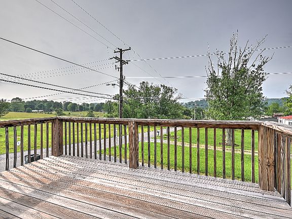 Upper balcony (off kitchen)