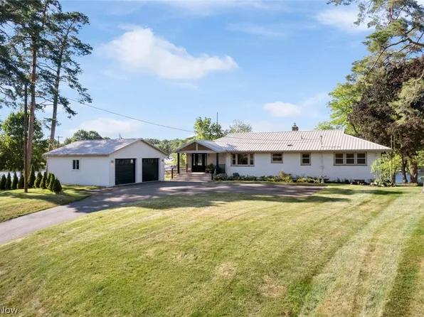 5969 W Shore Dr NW, Canton, OH 44718