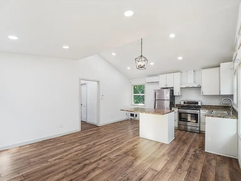 877 Yaupon Dr — Photo 7