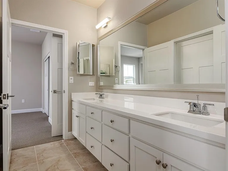 906 Woodbury Ln — Photo 10