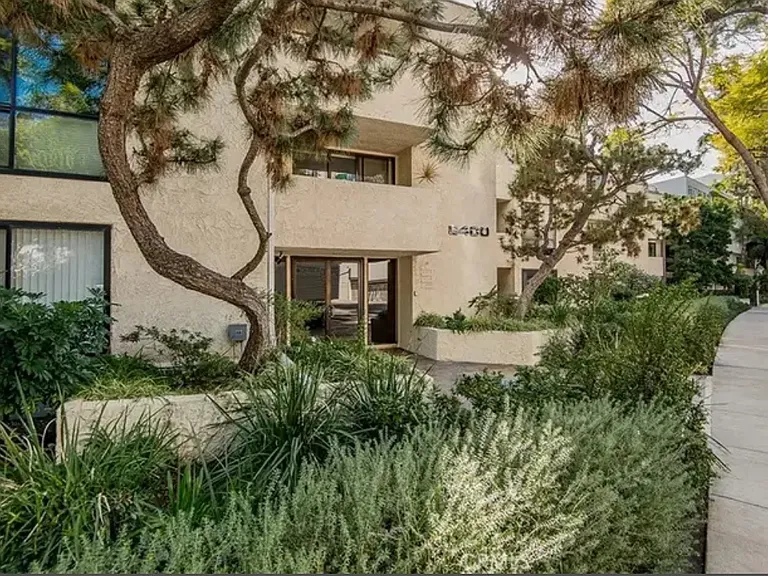 8400 De Longpre Ave #0 — Photo 31