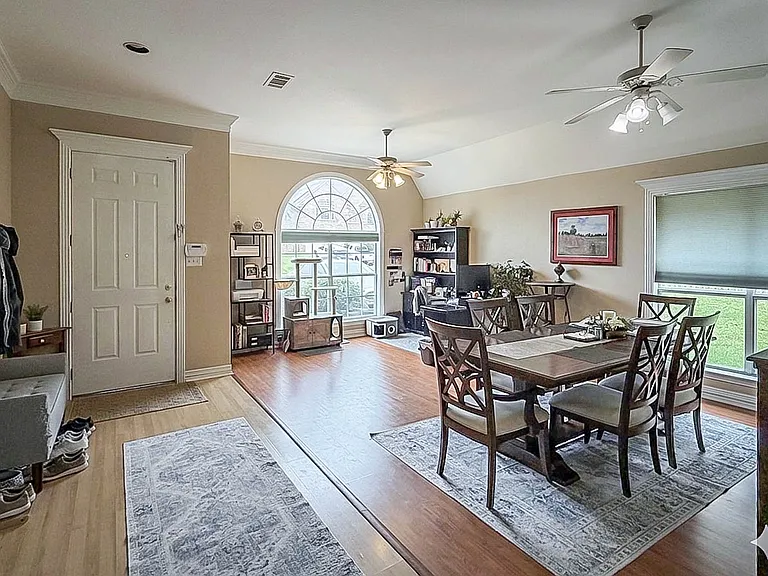 920 Carousel Dr — Photo 2