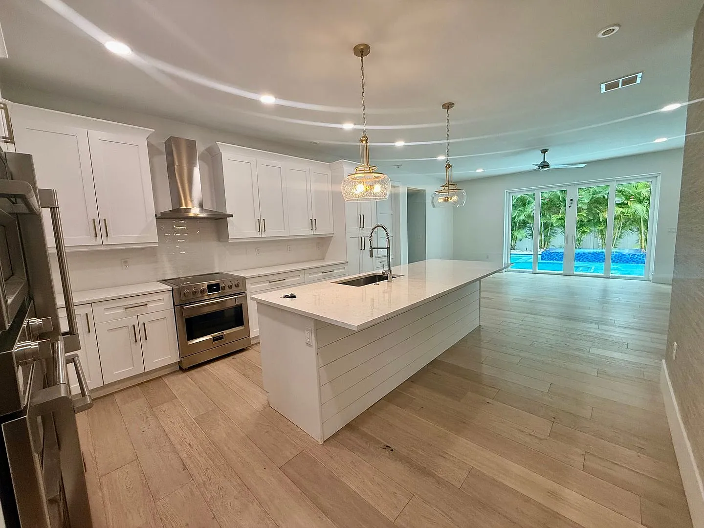 Luxury 2023-4 Bedroom 4.5 Bath Pool Home | Southside | Minutes to Siesta Key & Downtown Sarasota — Photo 3