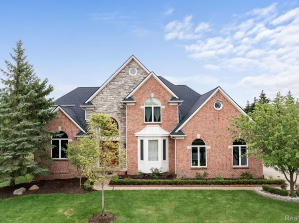 1057 Salma Dr, Troy, MI 48084