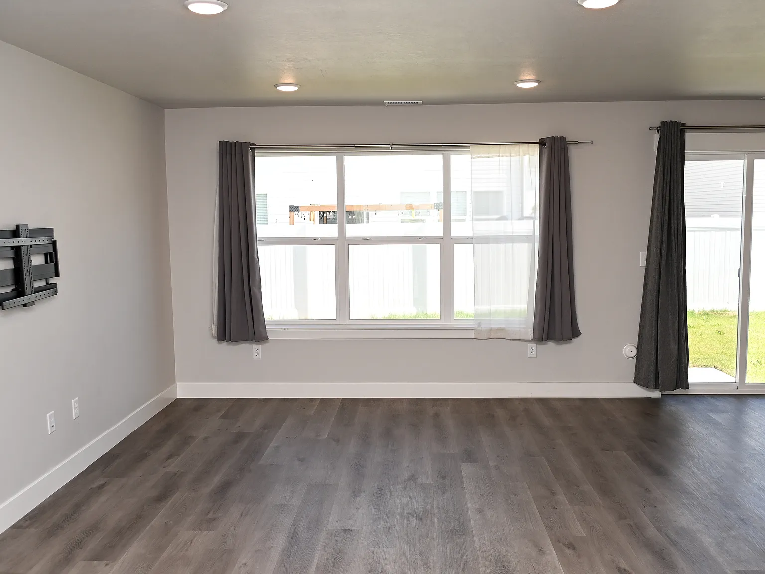 3 bed, 2.5 bath, 1550 sqft, $2,100 — Photo 3