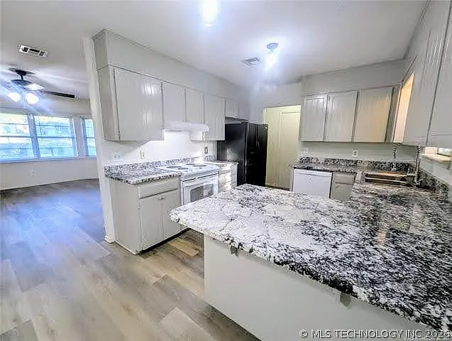 121 W Jefferson Pl — Photo 5