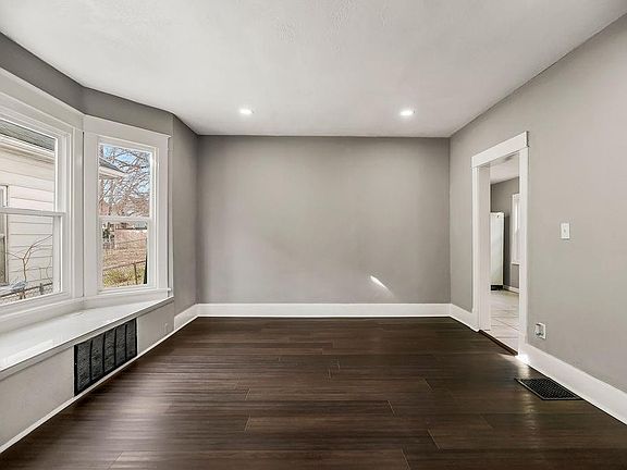 5th image of 414 Quincy Ave